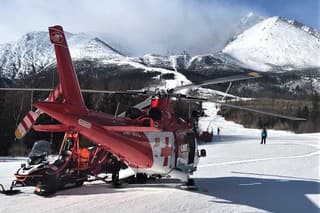 Pomoc leteckých záchranárov potrebovali dvaja lyžiari v Tatranskej Lomnici.