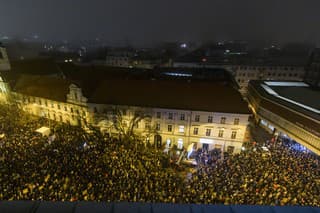 Na snímke ľudia počas protestného zhromaždenia hnutia Progresívne Slovensko (PS), strany Sloboda a Solidarita (SaS) a Kresťanskodemokratického hnutia (KDH) proti návrhu trestného zákona.