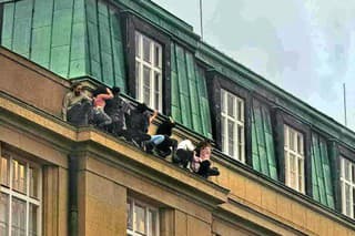 Niektorí študenti sa pred strelcom ukryli na rímse budovy.