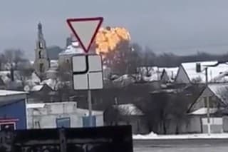 Údajné zábery pádu vojenského lietadla Il-76 v Belgorodskej oblasti. 