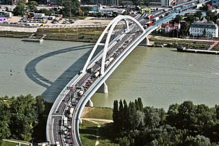 Cez Most Apollo kvôli uzávere v blízkosti Prístavného mosta jazdí omnoho viac vozidiel. 