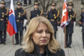 Na snímke prezidentka SR Zuzana Čaputová stojí pred Pamätníkom holokaustu počas pietneho aktu na Rybnom námestí v Bratislave.