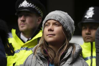 Polícia na klimatickom proteste v Londýne zadržala Gretu Thunbergovú.