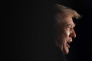 Exprezident USA a favorit v súboji o republikánsku prezidentskú nomináciu Donald Trump reční počas predvolebného zhromaždenia.