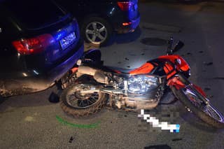 V Seredi sa zrazilo auto s motorkou.