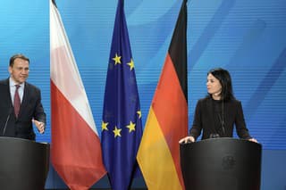 Poľský minister zahraničia Radoslaw Sikorski so svojou nemeckou kolegyňou Annalenou Baerbockovou