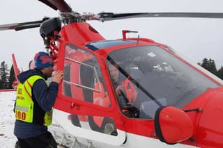 Vážne zranenému lyžiarovi na Liptove pomáhali horskí záchranári.
