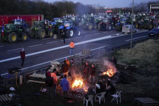 Do Paríža a ďalších miest sa sústreďuje množstvo poľnohospodárov z celej krajiny, ktorí na diaľniciach blokujú dopravu.