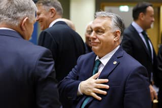 Slovenský premiér Robert Fico (vľavo) a maďarský premiér Viktor Orbán sa rozprávajú počas summitu EÚ 1. februára 2024 v Bruseli. 