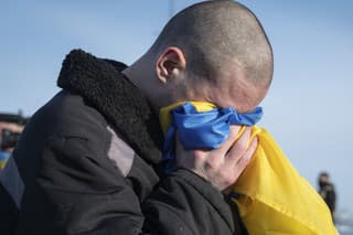 Ukrajinský vojnový zajatec reaguje po výmene vojnových zajatcov medzi Ruskom a Ukrajinou.