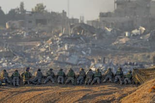 Izraelskí vojaci pri hranici pásma Gazy. 