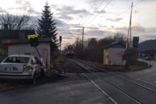 Vlak sa zrazil s motorovým vozidlom.