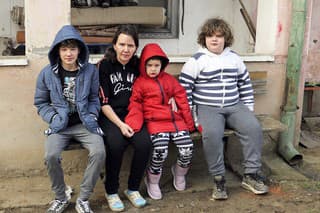 (Zľava) Marko (14), Mirka (36), Aurora (5), Jakub (10). Na tomto zábere je Mirka len s tromi deťmi. Najstarší Tomáš (17) sa odmietol fotiť - hanbí sa za situáciu v ktorej sa ich rodina ocitla. 