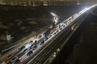 Motoristi uviazli v noci na utorok na diaľniciach v strednej časti Číny pre husté sneženie.