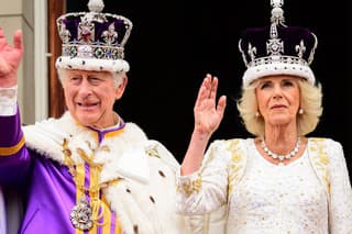 Kráľ Karol III. a kráľovná Kamila počas korunovácie.