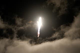 Raketa SpaceX Falcon 9 počas štartu z Kennedyho vesmírneho strediska na Myse Kanaveral na Floride 8. februára 2024. 
