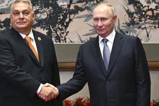 Ruský prezident Vladimir Putin (vpravo) a maďarský premiér Viktor Orbán rokujú počas stretnutia v Pekingu v utorok 17. októbra 2023.