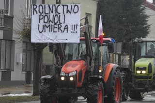 Farmári jazdia pomaly na traktoroch počas protestu v meste Deblin na juhohýchode Poľska v stredu 24. januára 2024.