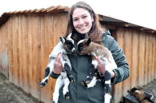 Ošetrovateľka Aneta (28) sa rada hrá s maličkými kozliatkami.