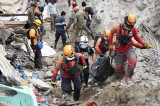 Záchranári odnášajú telo obete po zosuve pôdy v baníckej dedine v provincii Davao de Oro na južných Filipínach vo štvrtok 8. februára 2024.