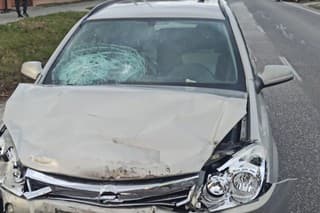 Policajti zisťujú príčiny dnešnej popoludňajšej dopravnej nehody v obci Boleráz, okres Trnava.