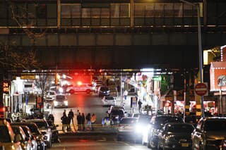 Jedna osoba zahynula a päť ďalších utrpelo zranenia v pondelok pri streľbe na stanici metra v New Yorku.