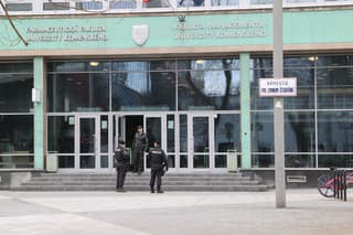 Muži zákona zasahujú v budove Univerzity Komenského, kde sídlia Farmaceutická fakulta aj Fakulta managementu. 