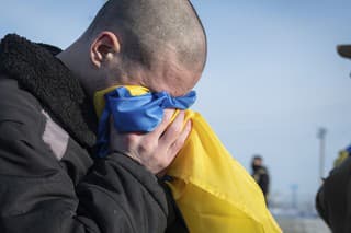 Ukrajinský vojnový zajatec reaguje po výmene vojnových zajatcov medzi Ruskom a Ukrajinou.