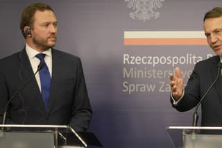  Poľský minister zahraničných vecí Radek Sikorski (vpravo) a estónsky šéf diplomacie Margus Tsahkna