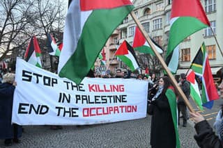Demonštrácia proti izraelskej ofenzíve v Prahe.