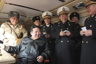 Severokórejský vodca Kim Čong-un sledoval v stredu skúšobné odpálenie nových protilodných rakiet.