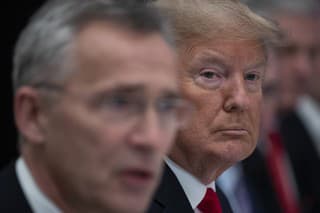 Na archívnej snímke zo 4. decembra 2019 vtedajší americký prezident Donald Trump (druhý zľava) počúva generálneho tajomníka NATO Jensa Stoltenberga.