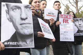 Demonštranti sa zhromažďujú pred domom ruského veľvyslanca a požadujú slobodu pre všetkých politických väzňov v Rusku vrátane Alexeja Navaľného.