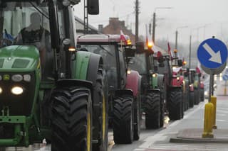 Farmári jazdia pomaly na traktoroch počas protestu v meste Deblin na juhohýchode Poľska v stredu 24. januára 2024.