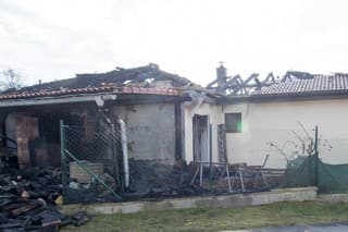 Dom ostal po požiari zničený. 