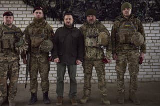 Volodymyr Zelenskyj (uprostred) pózuje s vojakmi počas návštevy frontovej línie v ukrajinskom meste Kupiansk.