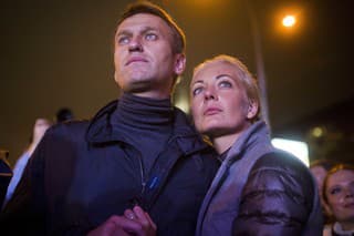 Na archívnej snímke z 6. septembra 2013 v Moskve ruský opozičný líder Alexej Navaľnyj a jeho manželka Julija Navaľná.