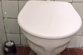 Nechutné, čo sa deje na záchodoch na internátoch v Bratislave.