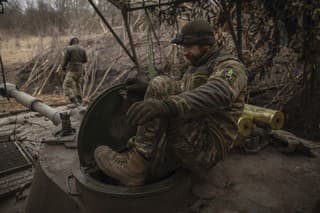 Ukrajinskí vojaci pripravujú samohybné delostrelecké vozidlo na paľbu smerom k ruským pozíciám na frontovej línii v Doneckej oblasti.