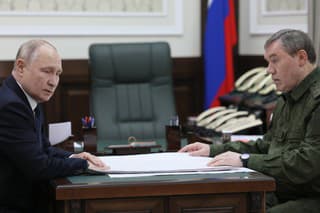 Vladimir Putin navštívil štáb inváznych síl ruskej armády v Rostove na Done, stretol sa so šéfom generálneho štábu Valerijom Gerasimovom. 