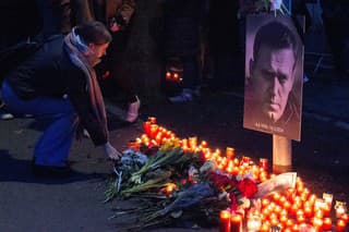 Ľudia kladú kvety počas zhromaždenia pred Veľvyslanectvom Ruskej federácie v Prahe, kde spomínajú na ruského opozičného lídra Alexeja Navaľného.