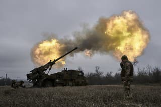 Na archívnej snímke z 26. decembra 2022 ukrajinskí vojaci strieľajú zo samohybnej húfnice francúzskej výroby CAESAR na ruské pozície pri Avdijivke.