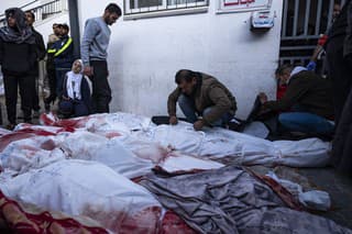 Palestínčania žialia za svojimi príbuznými zabitými pri izraelskom bombardovaní pásma Gazy v márnici nemocnice v Rafahu.