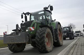 Celoslovenský protest farmárov a gazdov v Michalovciach, ktorí smerujú na hraničný priechod s Ukrajinou vo Vyšnom Nemecko