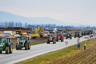 Kolóna traktorov z Hanisky do Košíc 19. februára