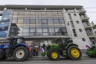 Farmári a traktory pred budovou Zastúpenia EK na Slovensku na Palisádach.