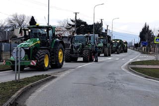Protestujúci farmári a poľnohospodári o 12.00 h tak, ako avizovali, zablokovali kruhový objazd v obci Hriadky.