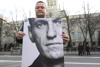 Muž drží transparent s nápisom Vrahovia Putin je vrah pred ruským veľvyslanectvom v Londýne v piatok 16. februára 2024. 