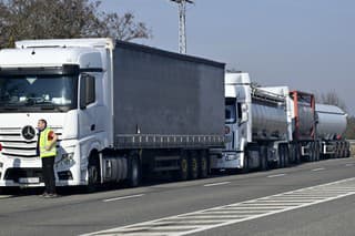 Kamióny sú odstavované v súvislosti s kamiónovou dopravou smerujúcou k hraničnému priechodu Vyšné Nemecké.
