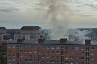 Okolo poludnia boli hasiči vyslaní k požiaru v jednom z bytových domov v bratislavskej Petržalke.
